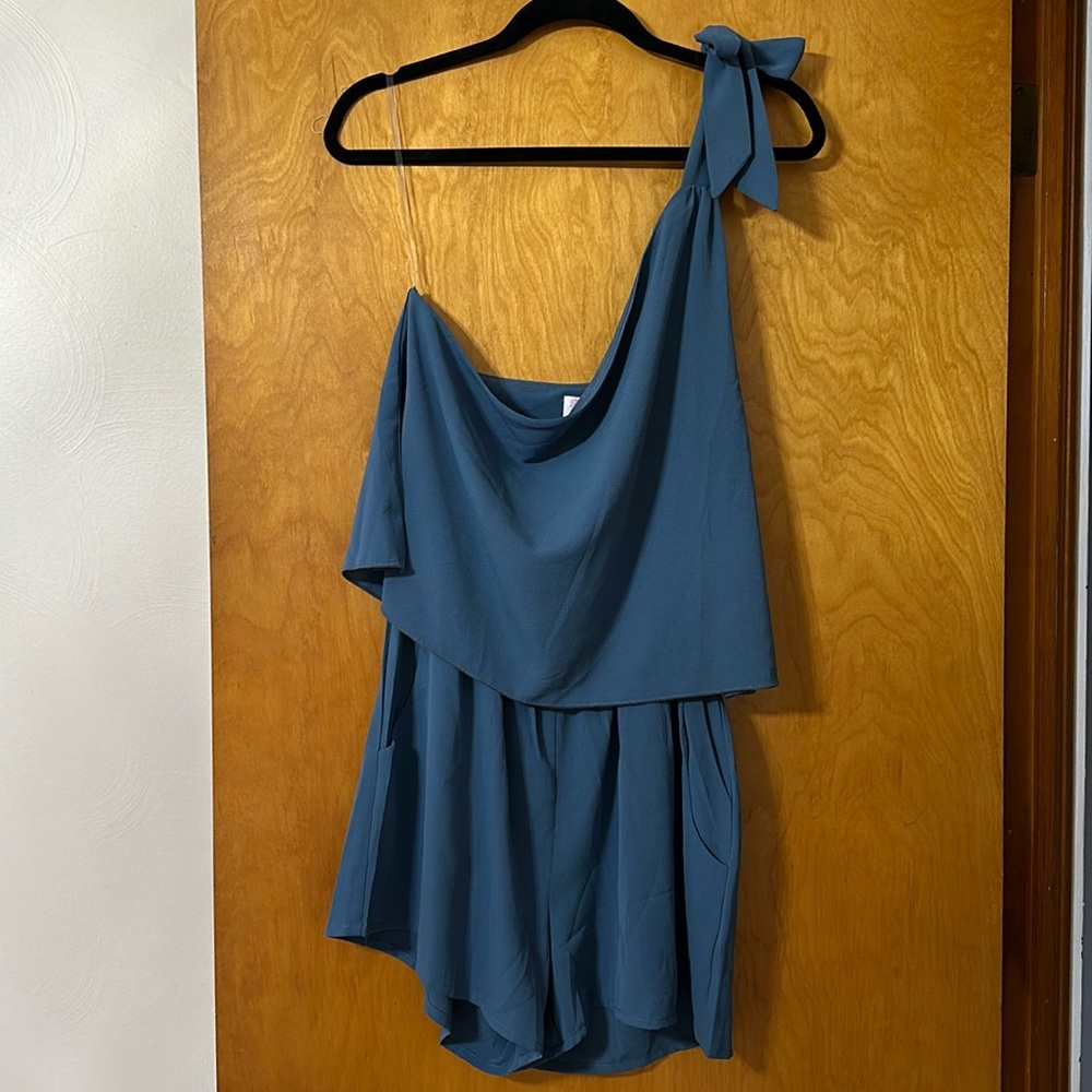 One shoulder tie romper with pockets